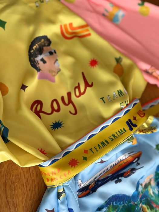 Уникална рокля сатен с колан самолет