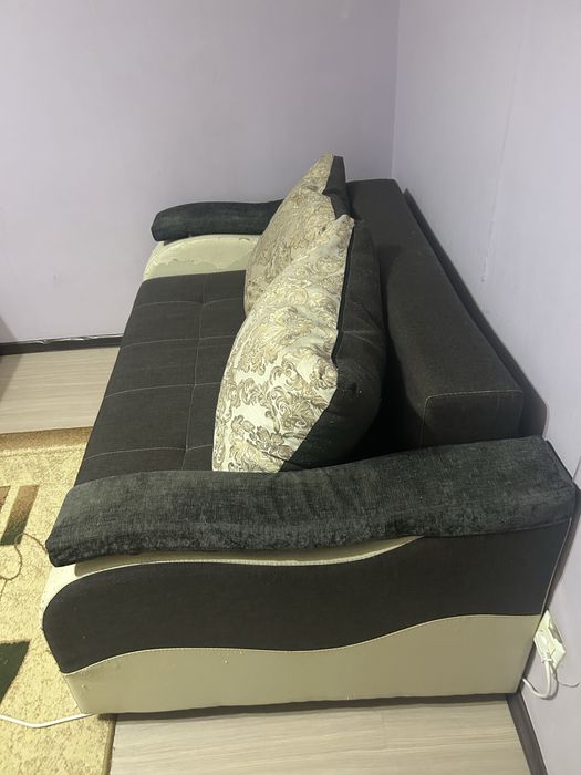 Продам диван старый с подушками вместе