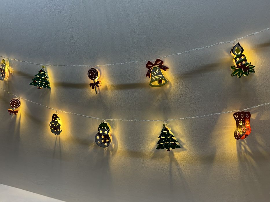 Новогодняя LED-гирлянда с игрушками
