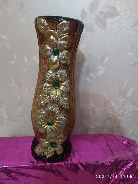 Новая декоративная ваза из гипса.