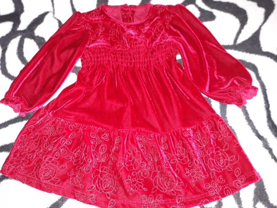 Rochie catifea   de copii  .