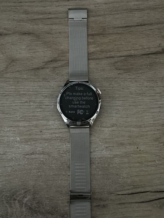 Smartwatch nou nefolosit cu folie de protecție pe ecran