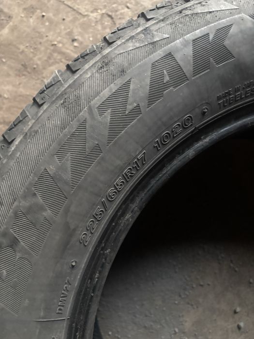 Продам 2 шины Липучка 225/65 R17