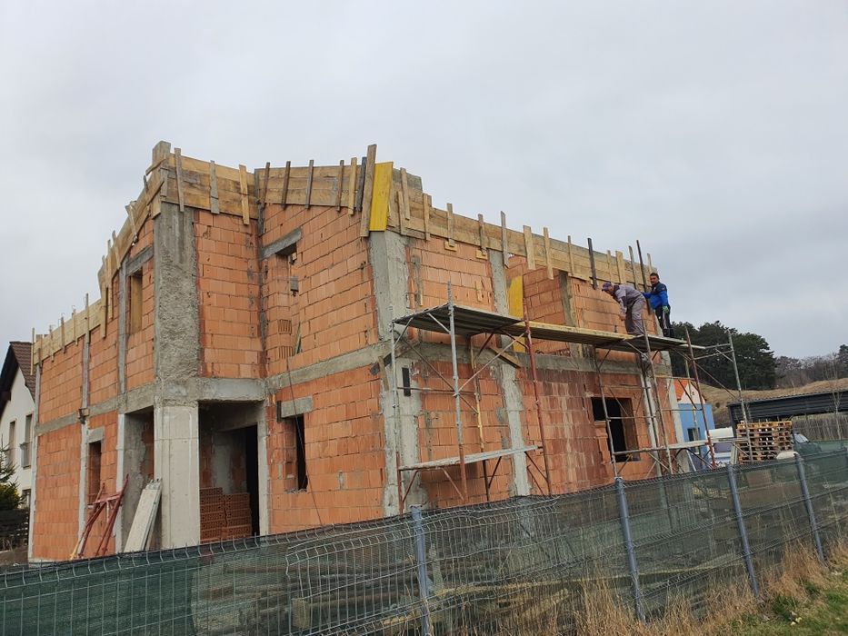 Execut lucrări de construcții. Case la rosu.instalati.finisari interio