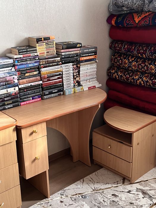 Туалетный стол, 2 комода, стол