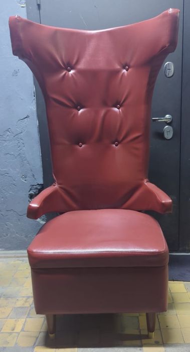 Кресло из эко кожи.