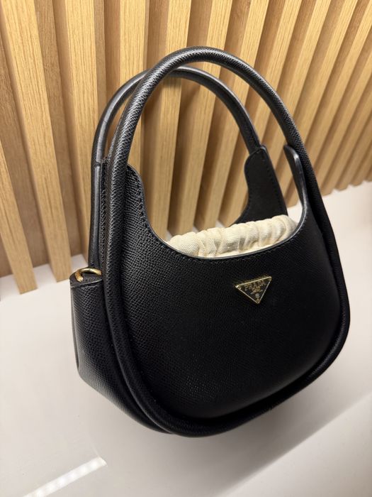 Дамска чанта Prada в черен цвят