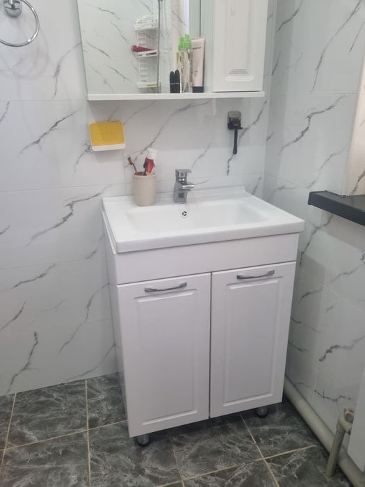 Тумба с зеркалом для ванной комнаты