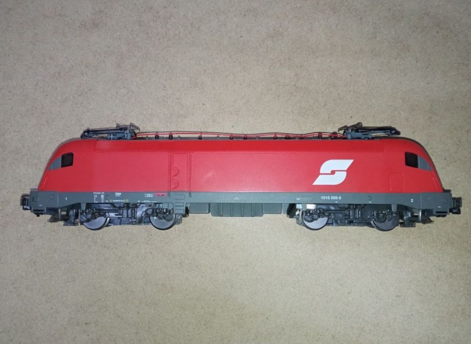 Locomotiva electrică piko Taurus 

Lumini frontale 
Tracțiune integral