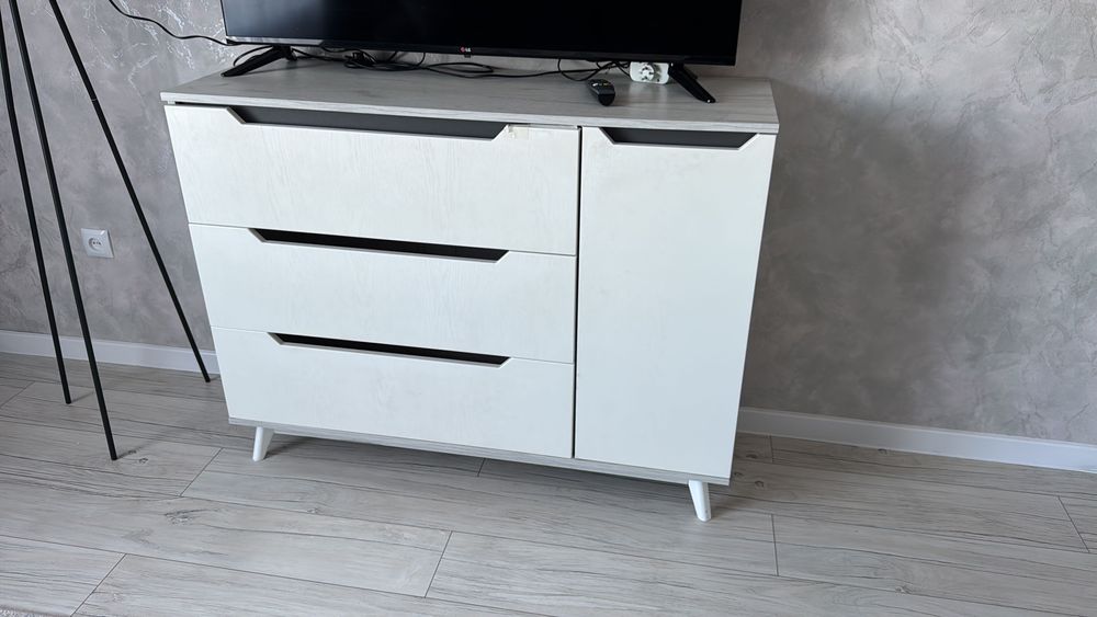 Шкаф белого цвета