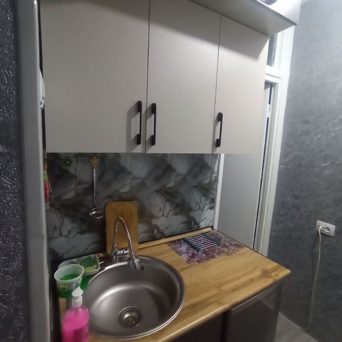 Кизларни кевартирага куяман . 2 хонали  битта хонасига куйилади.