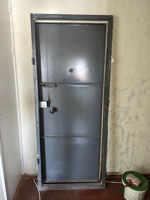 Продам железную дверь
