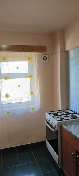 Strehaia - Vând apartament 2 camere,  blocul deasupra de Autogiva, Etaj 3, Suprafaţă utilă 50 mp+7mp balcon, mobilat şi utilat