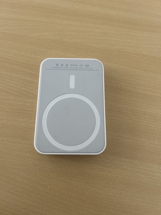 Baterie externa: 100 lei