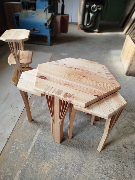 Ръчно изработен комплект маса със столове и етажерка от масивно дърво