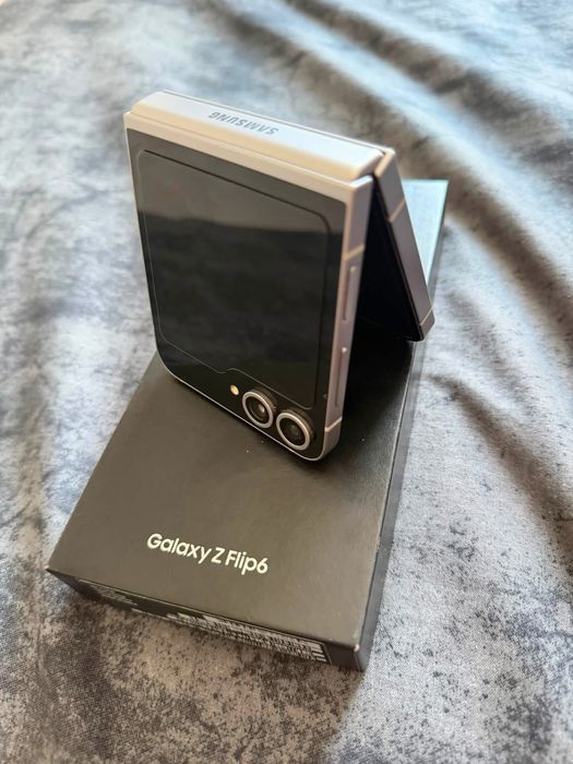 Samsung Z flip 6 Телефона е неразличим от нов много добро състояние