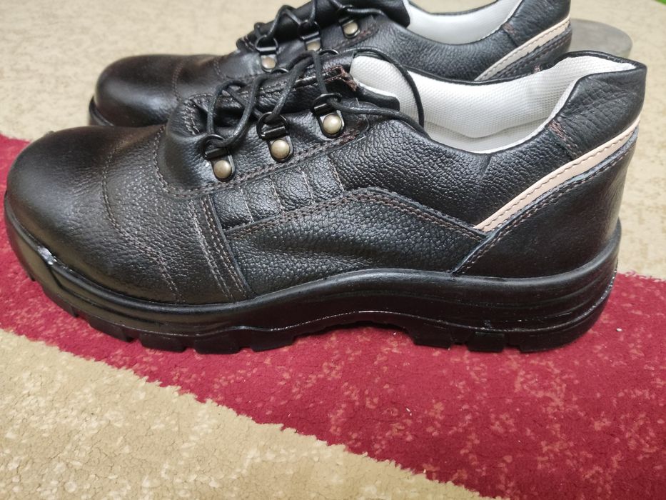 Ботинки для работы с защитой. 43 размер