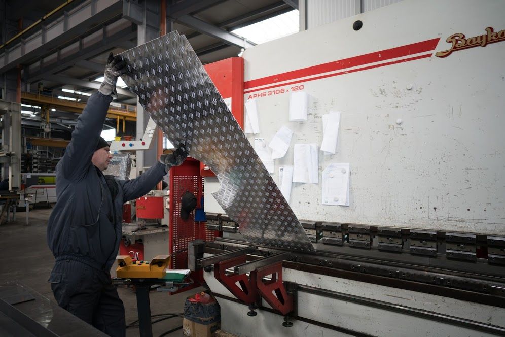 Услуги лазер, абкант, гилотина, огъване на тръби, профили и ламарина