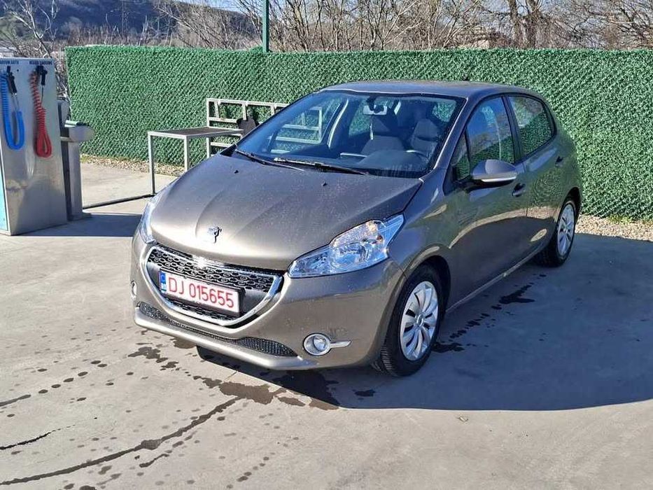 PEUGEOT 208