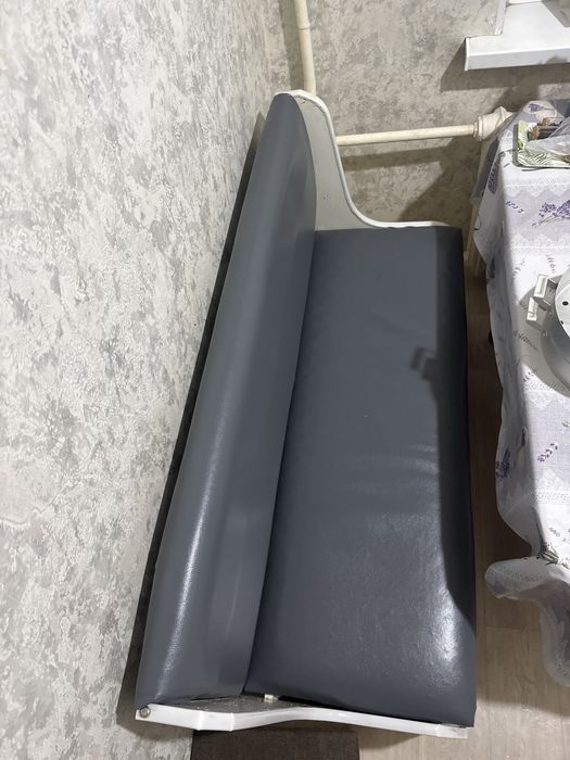 Продам диванчик (слева) для кухни, самовывоз