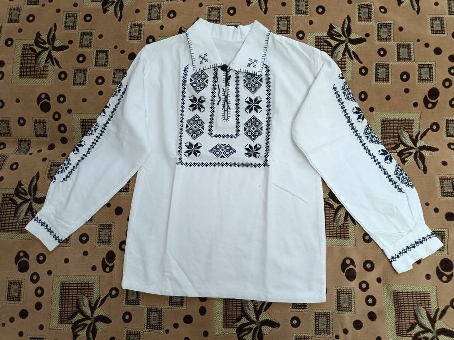 Ie de baiat- lucrata manual, negru