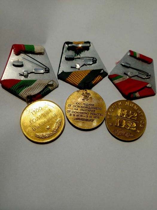 Медали от соца, юбилейни и лотове значки.