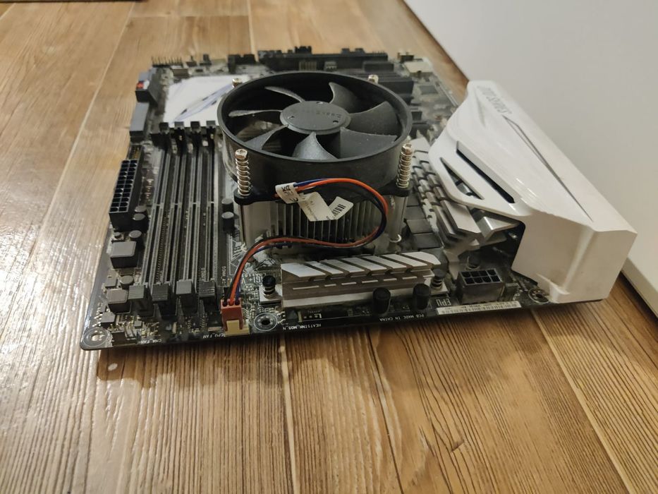 Материнская плата с процессом и кулером