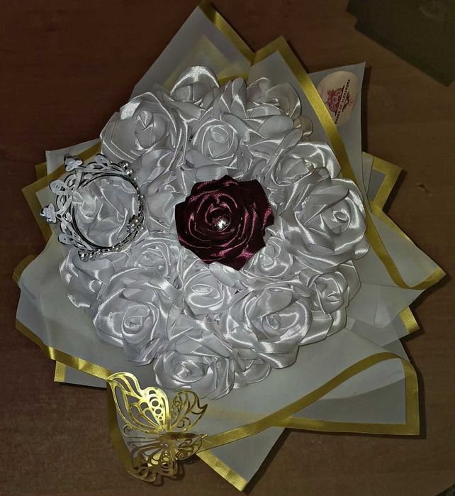 Trandafiri realizati manual din satin detali in privat