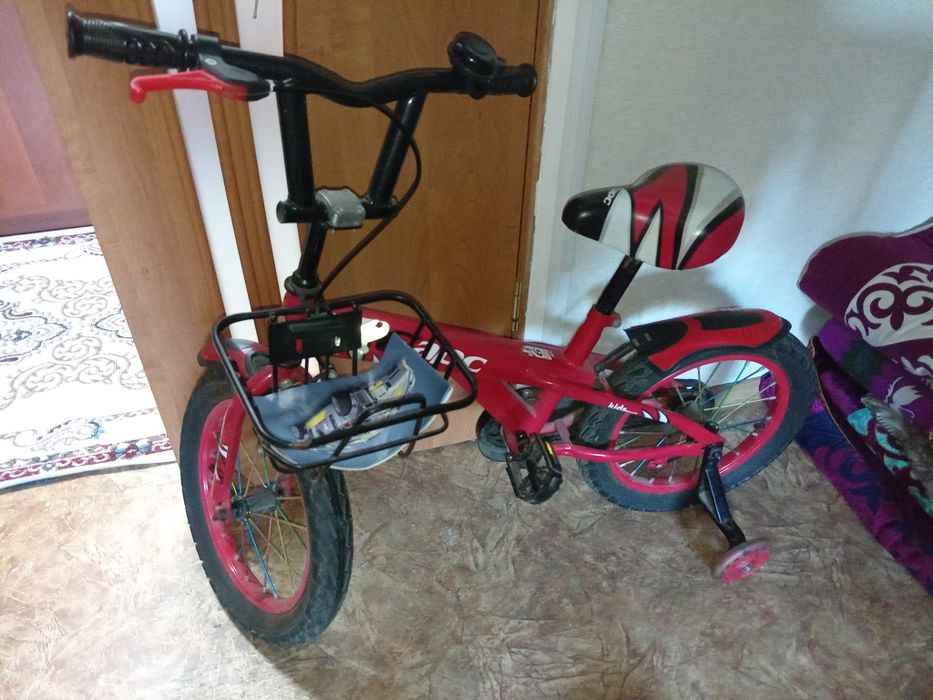 Велосипед детский с корзинкой и боковыми колёсами