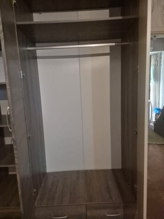 Трехдверный шкаф