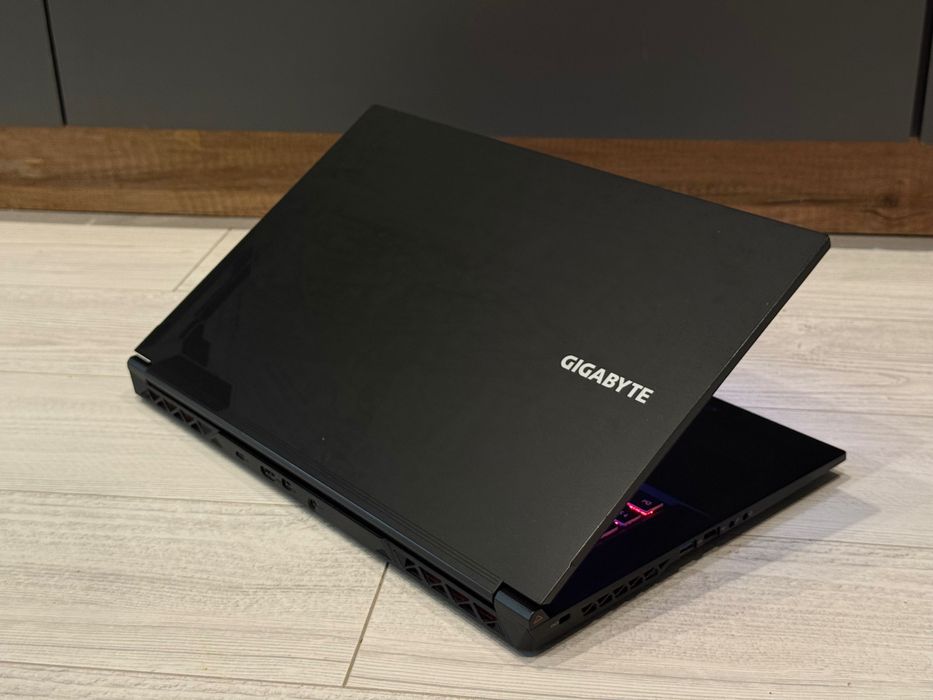 17.3 144hz/ RTX 4050 6gb /i5 12500H /16gb / 512ssd / RGB / Gigabyte