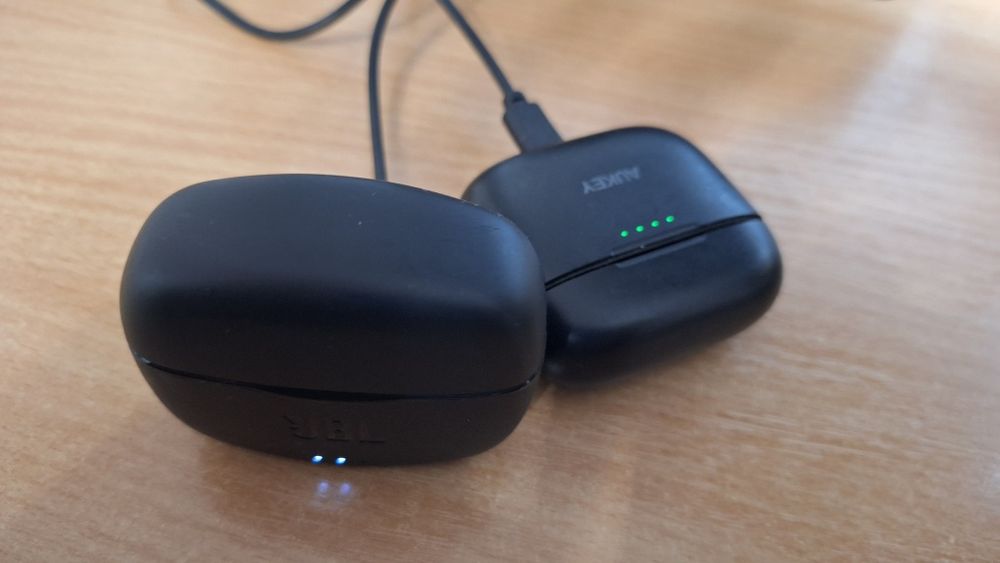 Căști in ear bluetooth JBL și Aukey