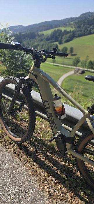 Bicicketa CUBE asistata electric