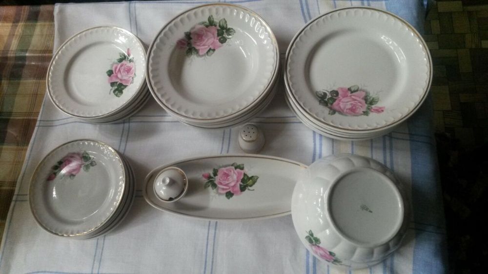 Продаётся Столовый набор.