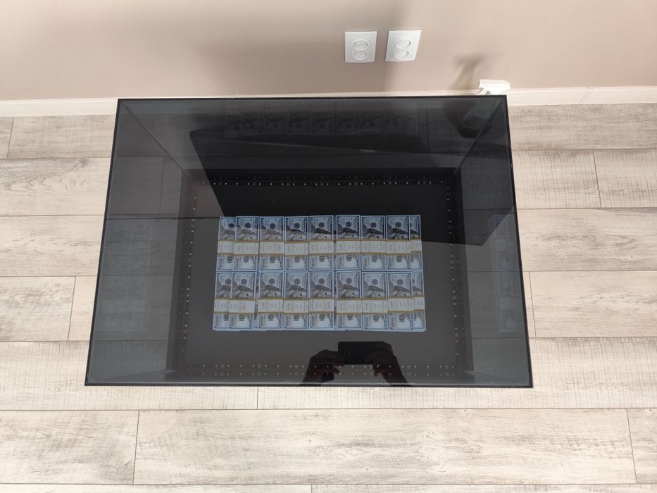 Стеклянный стол (денежный)