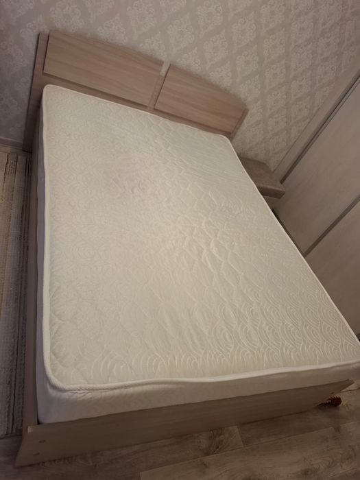 Продам кровать двухспальная 2*1,4