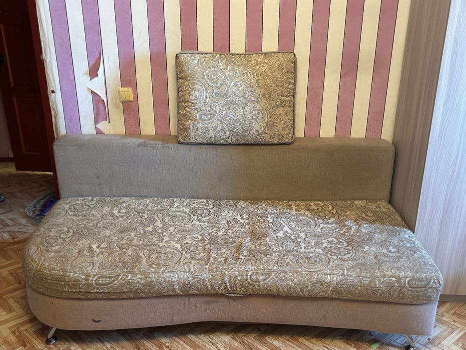 Диван с двумя подушками