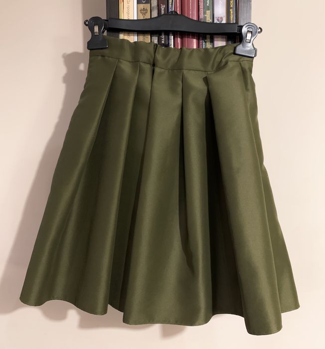 Пола в маслинено зелено