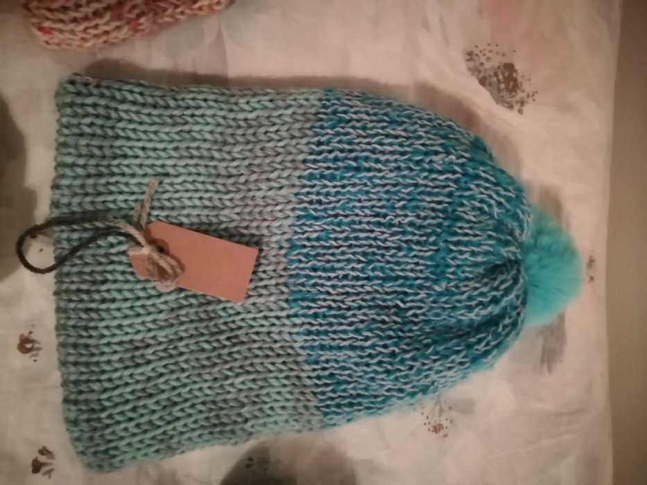 Топли шапки от висококачествени материи. И плетени от вълна, мохер.