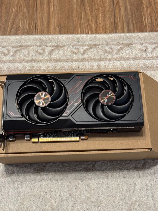 Vand placa video Sapphire Pulse RX 7600, in gar