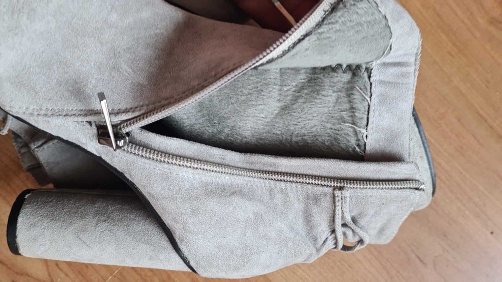 Сиви велурени боти