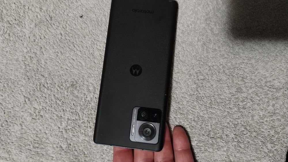 Продавам Motorola edge 30 ultra