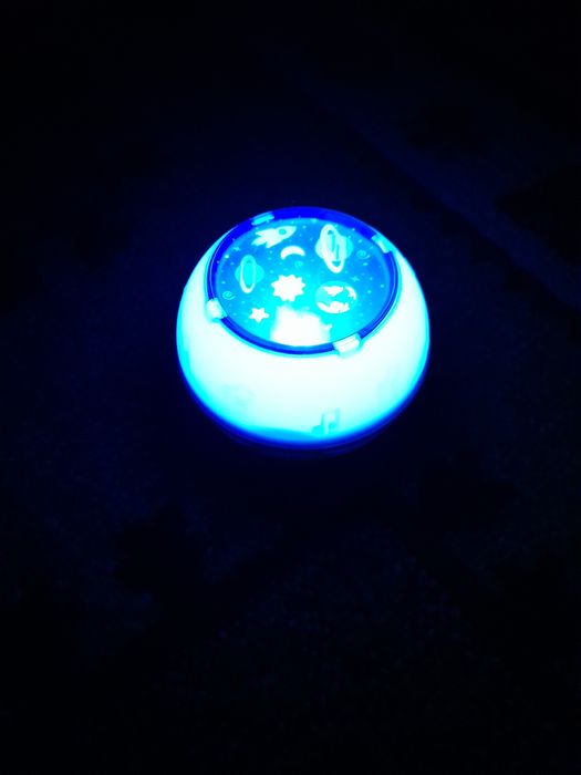 Vând lampa de veghe muzicala.