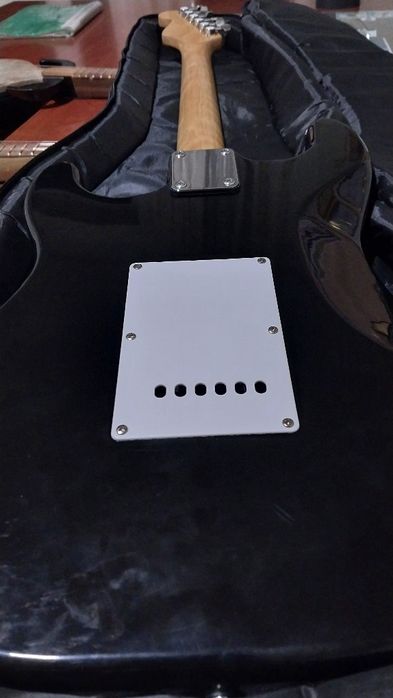 Gitara elektroni