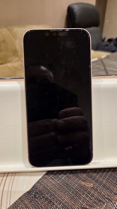 IPhon 13 розов цвят