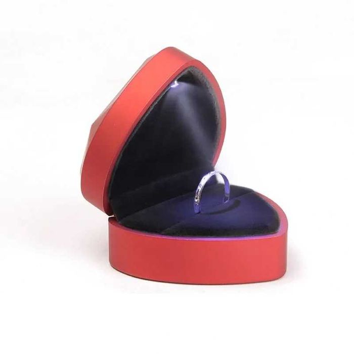 Cutie inel in forma de inima cu LED integrat pt logodna, casatorie
