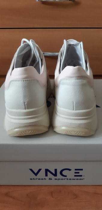 Sneaker inalt,noi la cutie