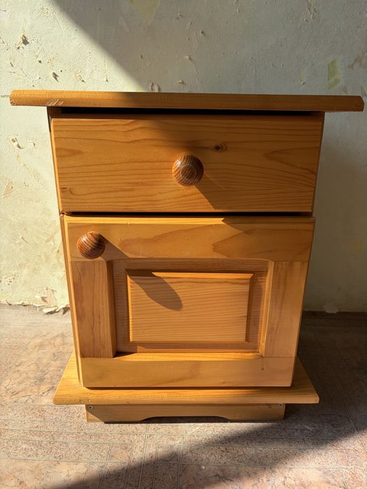 Нощни шкафчета от масивна дървесина