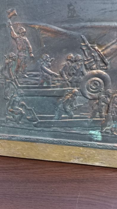 Стара медна картина от казармата военна сцена следи от патина