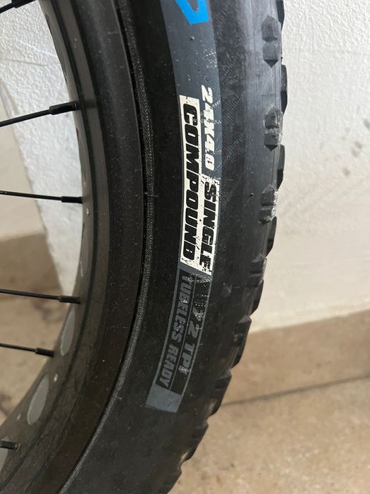 Vand bicicleta cu roti groase